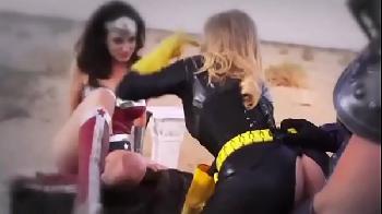 Imagem do video parodia de putaria sexo entre os heroes pornô com legenda em espanhol